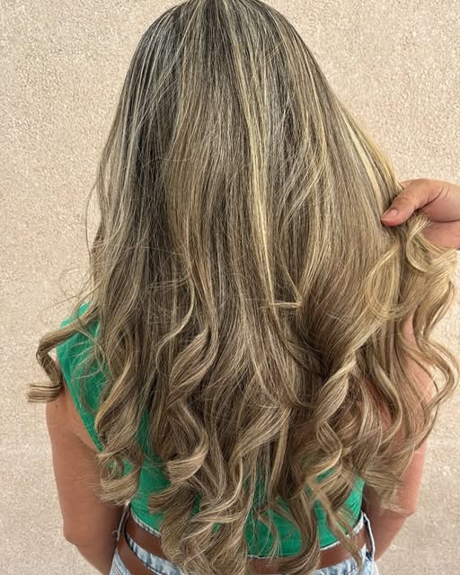 Cabelo com mechas e ondas realizado no Studio Rosa Beauty