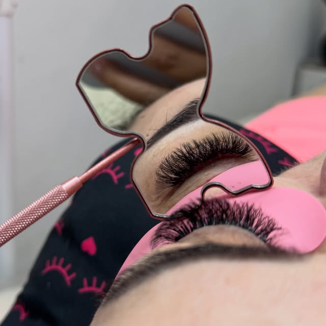 Aplicação de cílios realizada no Studio Rosa Beauty