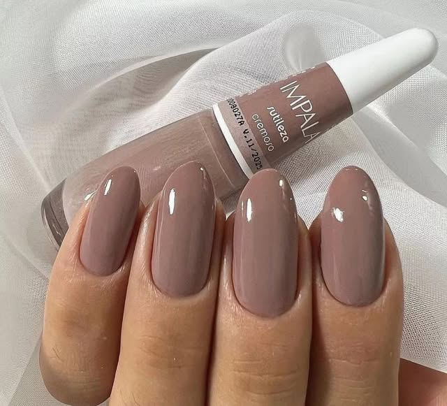 Unhas em gel com esmaltação nude
